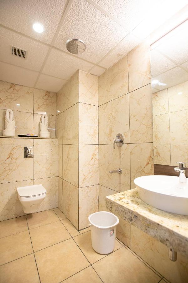 Lee-Benz Ark Hotel Кумбаконам Екстериор снимка